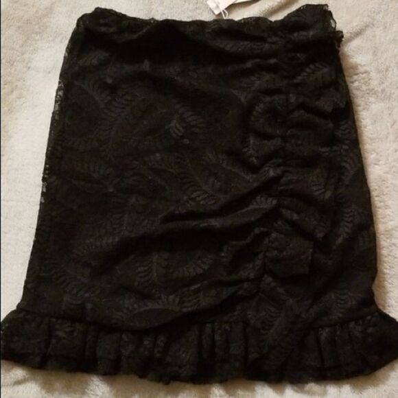 ✨ Avec Les Filles
Lace-Overlay Mini Skirt✨ - Picture 3 of 5